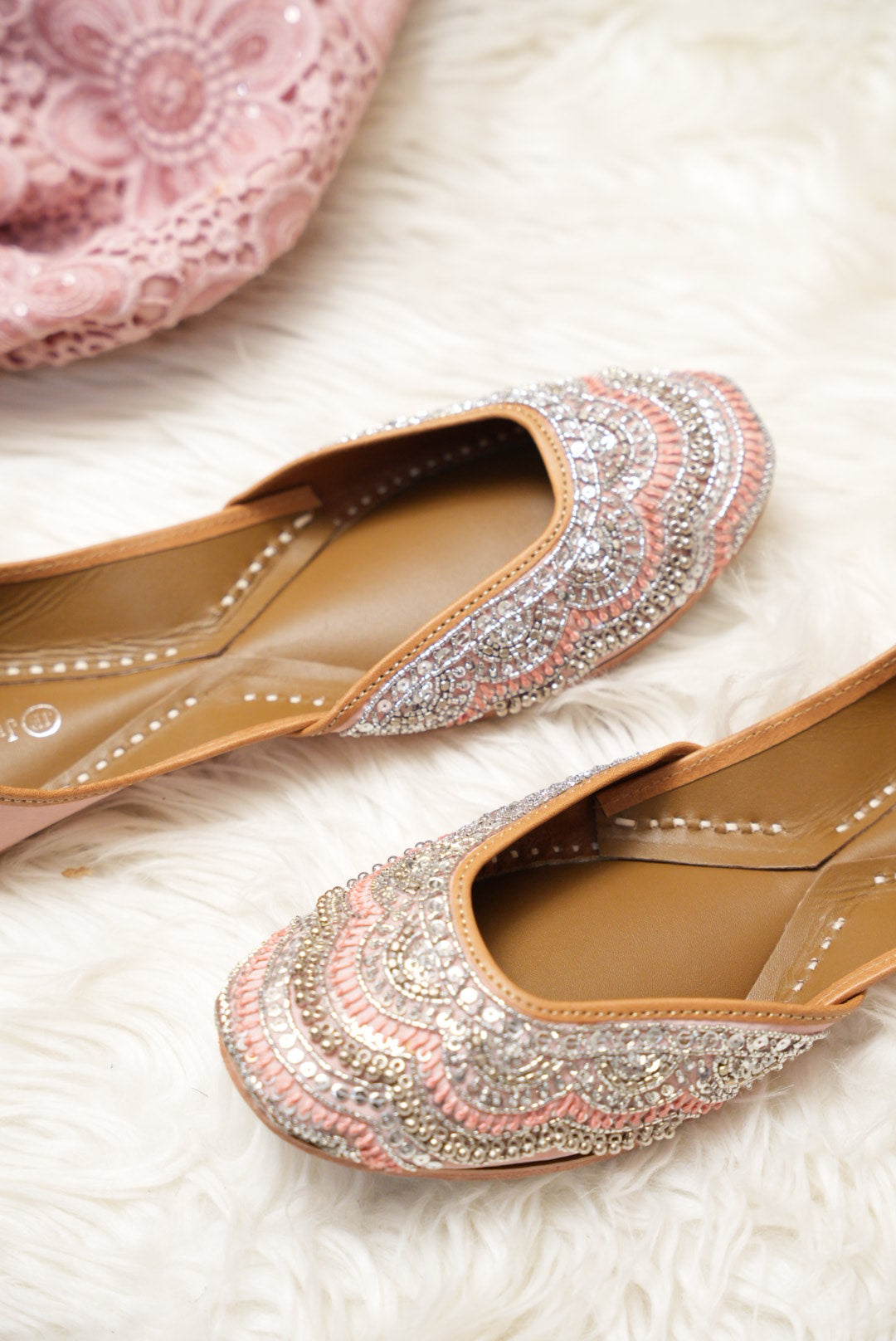 Aabroo Pink Juttis