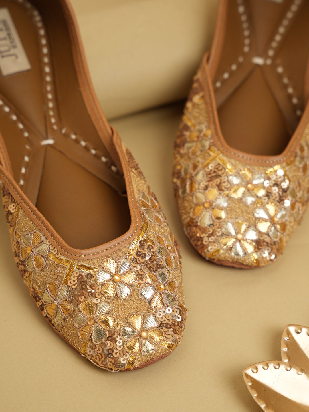 Golden Blossom Juttis