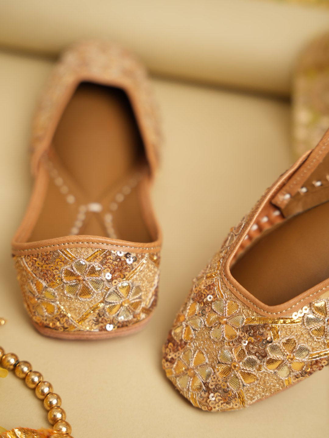 Golden Blossom Juttis